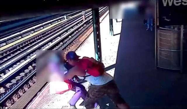 Një burrë e hedh një 52-vjeçare në binarët e metrosë në New York