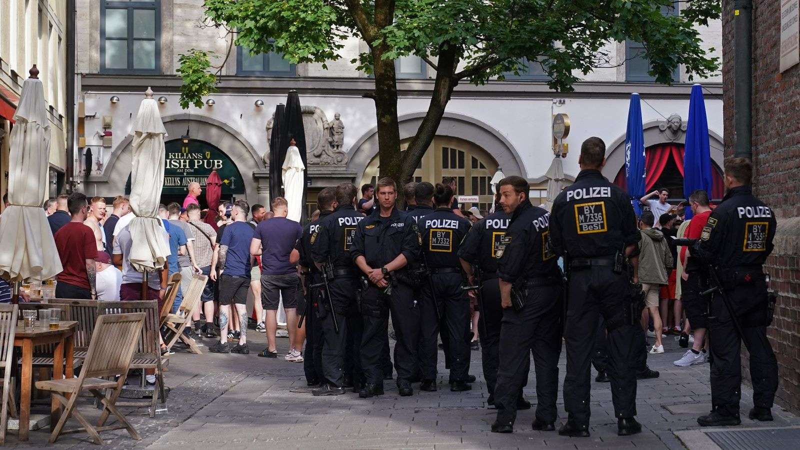 Arrestohen shtatë tifozë anglezë në Mynih, tre prej tyre bënë përshëndetje naziste