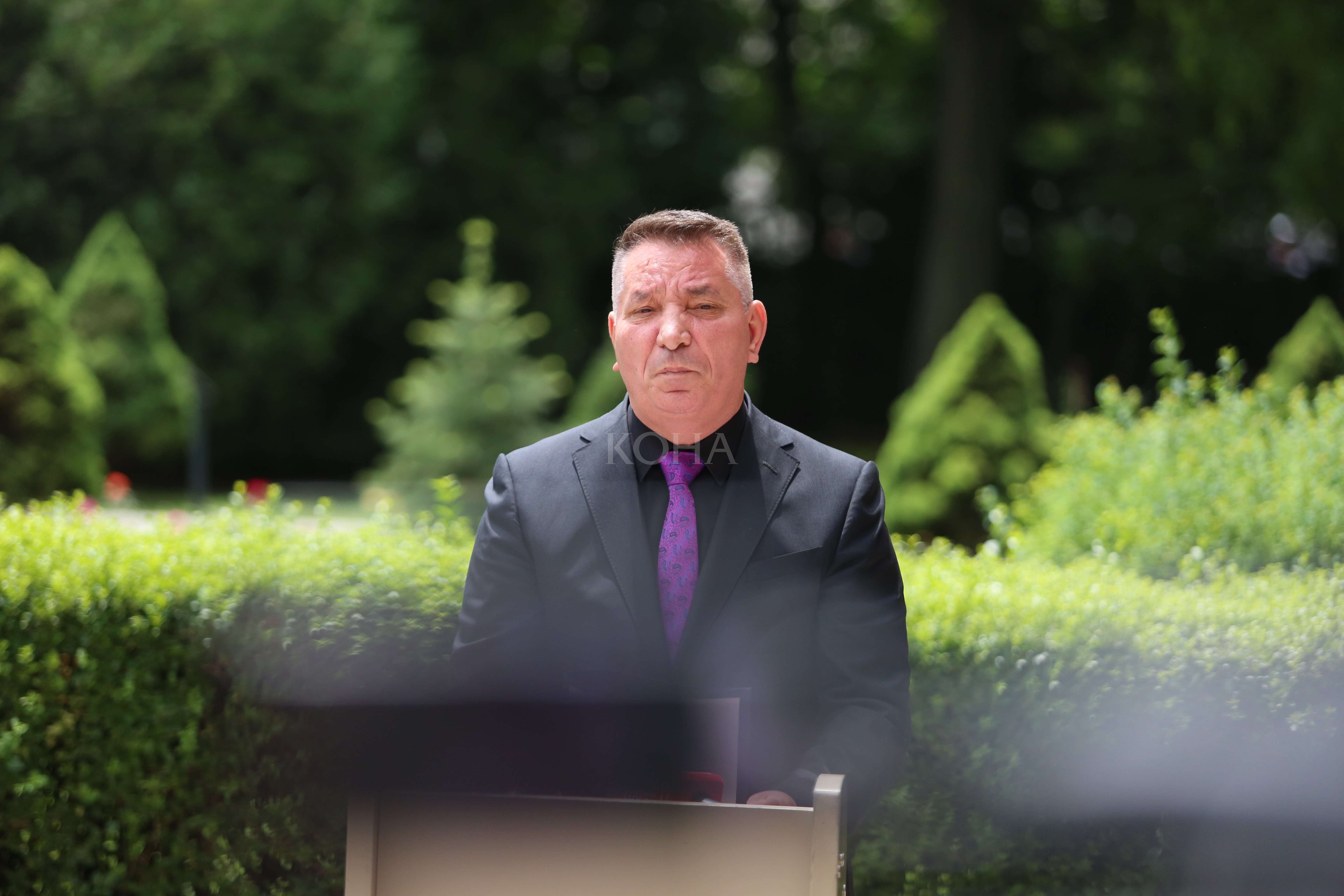 Deputeti i AAK-se, Pal Lekaj, ne konference per media