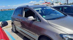 Prindërit gjermanë lanë foshnjën në veturë në 30 gradë celsius dhe e morën qenin me vete