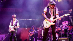 Johnny Depp shfaqet sërish në skenën e muzikës