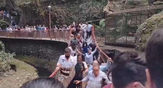 Një urë në Meksikë shembet gjatë ceremonisë hapëse, bien në lumë disa zyrtarë