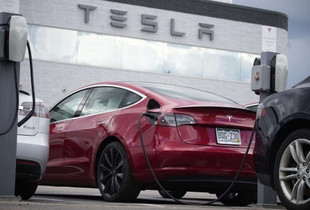 Tesla në telashe me “Autopilot”, pritet te tërheq veturat nga tregu