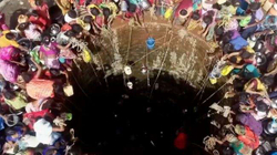 Qindra indianë mblidhen rreth një pusi për një kovë ujë
