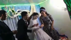 Uzbekistan, dhëndri e godet nusen gjatë ceremonisë së dasmës [VIDEO]
