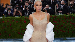Kim Kardashian akuzohet se e dëmtoi keq fustanin e Marilyn Monroes