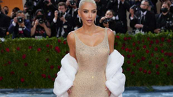 Kim Kardashian akuzohet se e dëmtoi keq fustanin e Marilyn Monroes