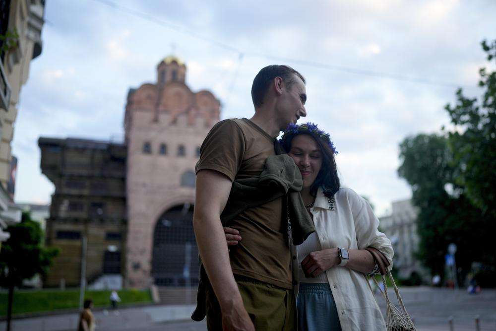 Lufta nuk është shaka, por humori po ndihmon ukrainasit ta luftojnë traumën