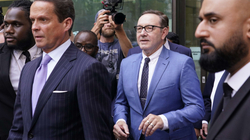 Kevin Spacey e ndoqi seancën e parë gjyqësore në Londër