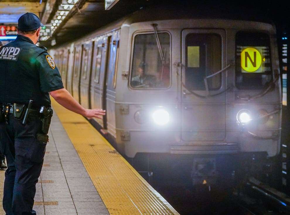 Amerikani vdes pasi pantallonat i kapen nga dyert e trenit në metronë e New Yorkut
