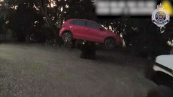 Australiani e çon në ajër veturën e tij për t’i ndaluar hajdutët që po ia vidhnin