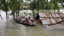42 të vdekur nga përmbytjet në Bangladesh