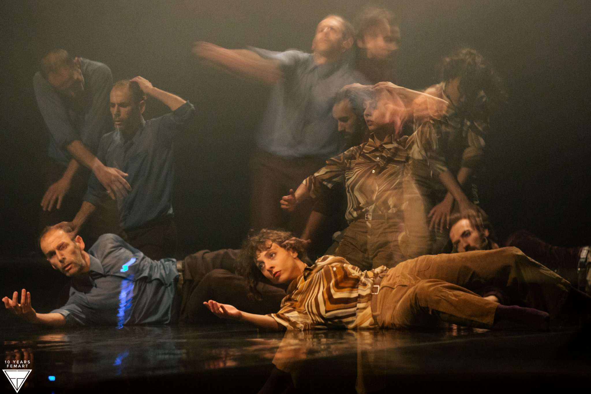 Janë tre trupa që vazhdimisht ndërveprojnë me njëri-tjetrin. Edhe kur njëri shkëputet, dy të tjerët vazhdojë. Komunikimi i trupave të tyre është thelbi i “Valsit të këputun”