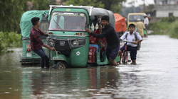 Mbi 59 të vdekur dhe miliona të bllokuar nga përmbytjet në Indi dhe Bangladesh