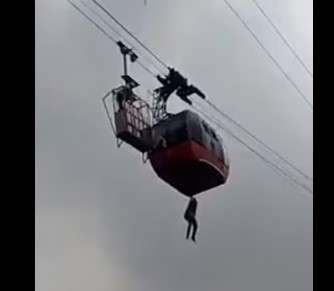 Turistët ngecin në teleferik në Indi, detyrohen të zbresin me litar