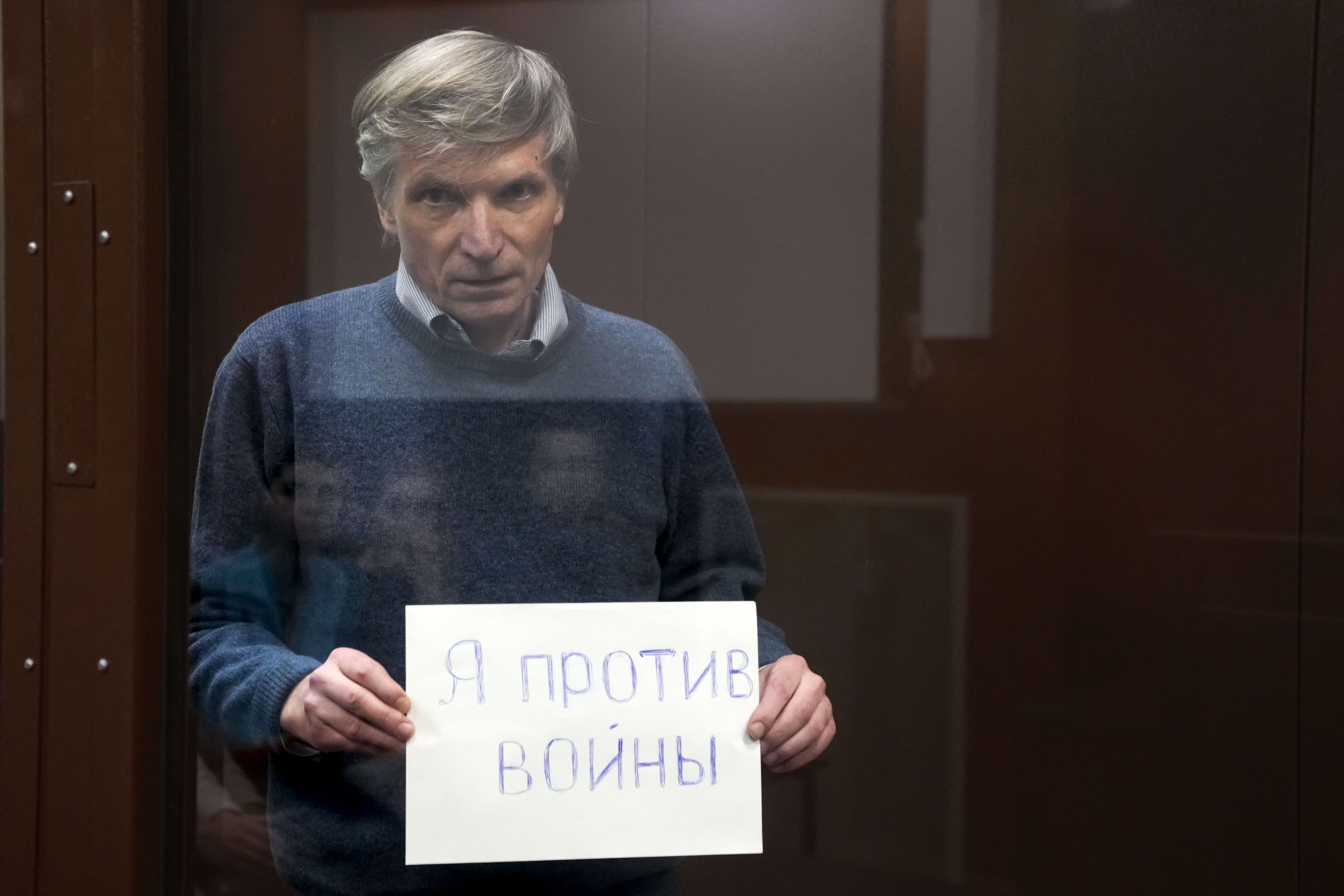 Burg për ligjvënësin rus pasi kundërshtoi pushtimin në Ukrainë
