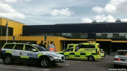 Sulm me thikë në një qendër tregtare në Suedi, disa të lënduar