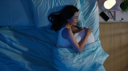 Ekspozimi ndaj dritës gjatë gjumit mund të çojë në obezitet dhe sëmundje të tjera, thotë studimi