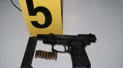 Arrestohet një person në Mitrovicë, dyshohet se shtiu me armë zjarri në drejtim të një veture