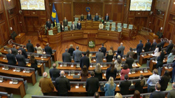 Deputetët nderojnë me një minutë heshtje Xhevdet Bajrajn e Vjosa Berishën