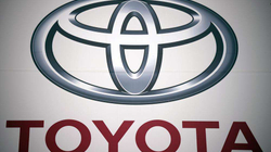 Toyota tërheq 2.700 vetura nga tregu për shkak të problemit me rrota