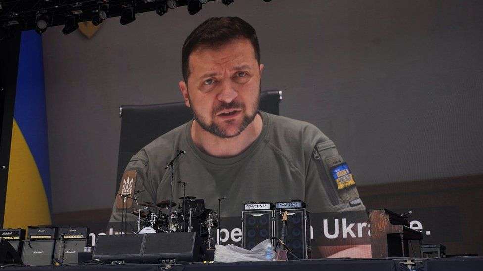 Festivali “Glastonbury” hapet me një mesazh nga Volodymyr Zelensky