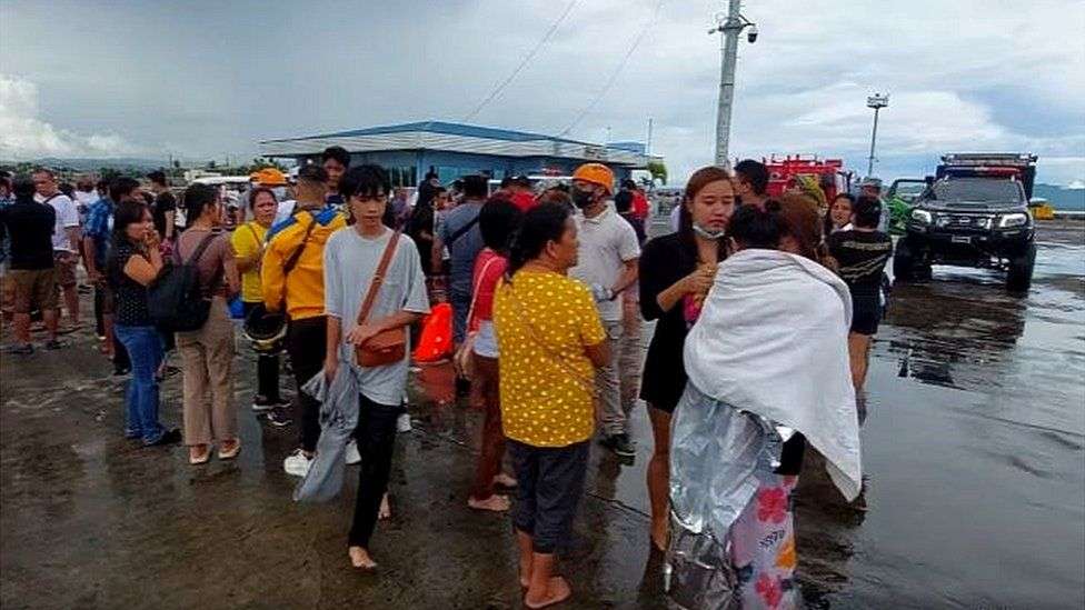 Një zjarr i madh përfshiu një traget me 165 persona në Filipine
