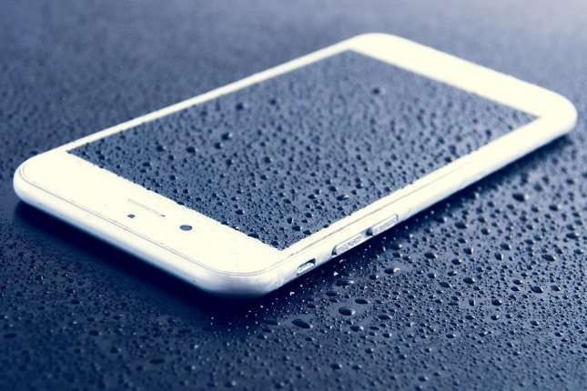 iPhone iu kthye pronarit pas 10 muajsh që kur ra në ujë