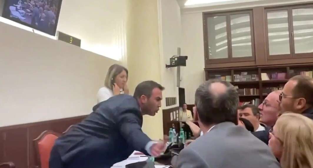 Përplasje fizike në Kuvendin e Maqedonisë së Veriut