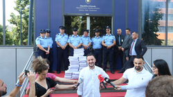 PSD-ja dorëzon “në Kryeministri” peticionet e vjetra të VV-së