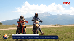 Partnerët me sport ekstrem, shijojnë adrenalinën e motokrosit