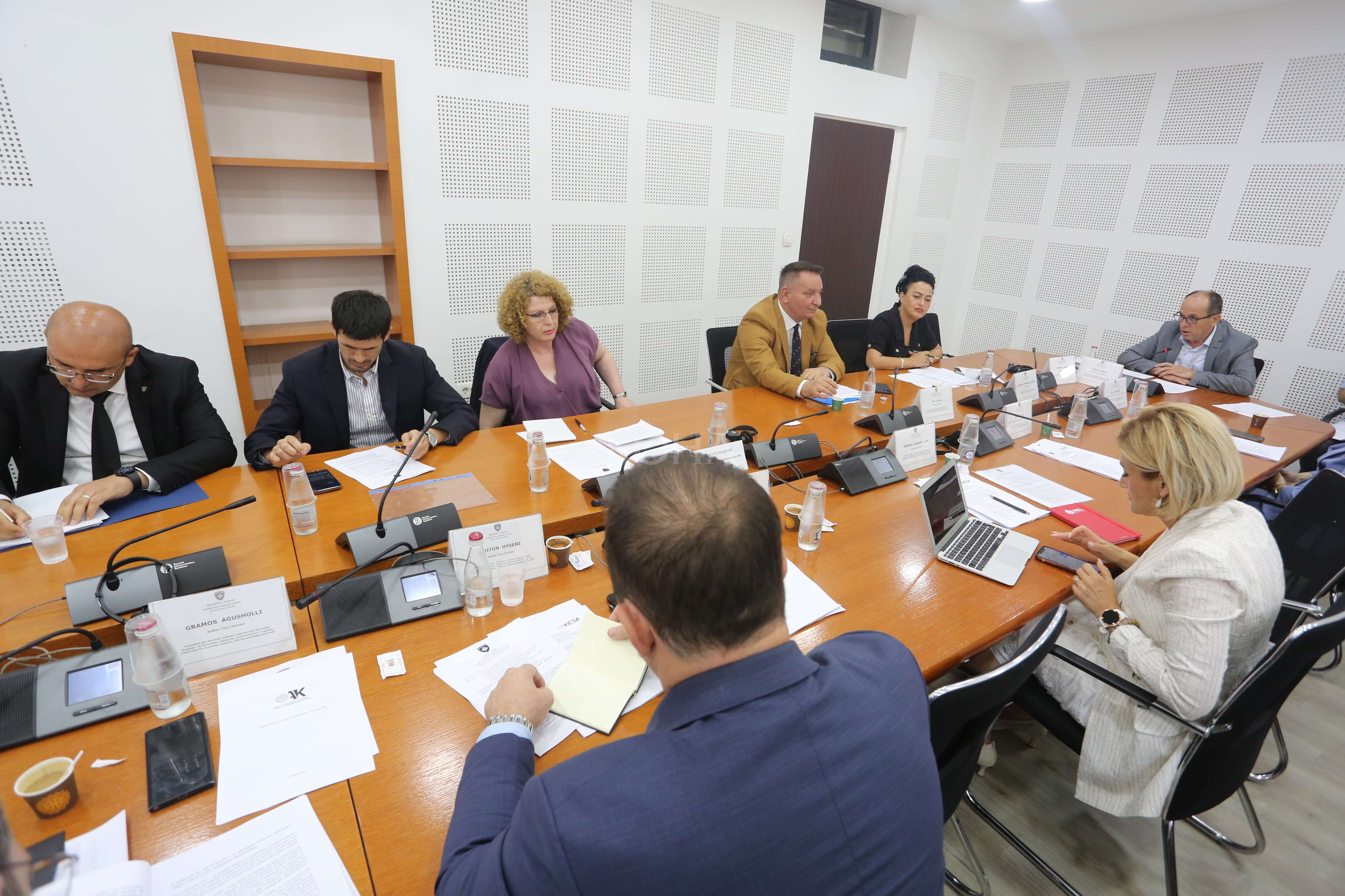 Përplasje mes deputetëve Muja e Shala në Komisionin për Ekonomi