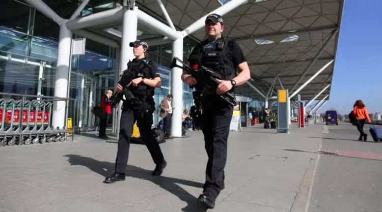 Policia britanike ne aeroportin Stanstead ne Londer