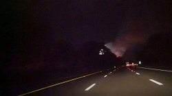 Momenti kur kaplohet nga flakët kamioni me fishekzjarrë në New Jersey [VIDEO]