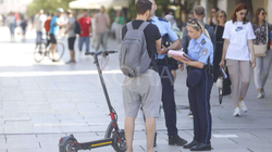 Policia gjobit personat me biçikleta dhe trotinete në sheshet e Prishtinës