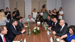Lajçak mbërrin në veri, pritet nga Rakiq dhe kryetarët e komunave veriore