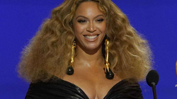 Beyonce pothuajse tërësisht e zhveshur në kopertinën e albumit “Renaissance”