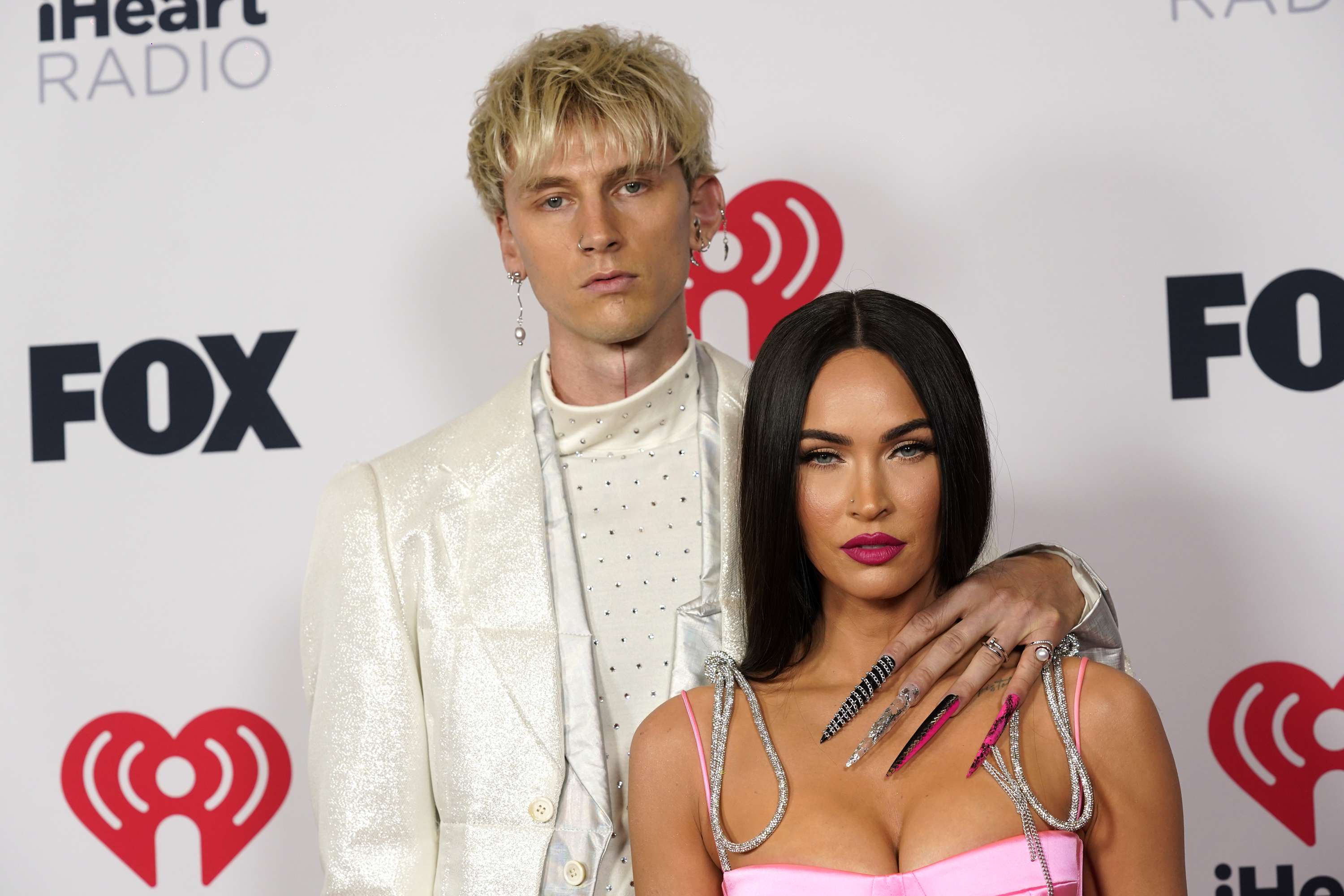 Megan Fox fshin të gjitha fotografitë me të dashurin, nxit thashetheme për ndarje