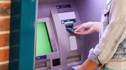 Pas 60 vjetësh e kontrolloi llogarinë bankare, skocezja kuptoi se i kishte 335 dollarë