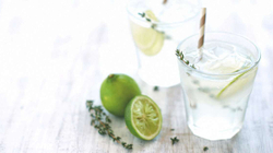 Shumë arsye pse duhet të pini një gotë me lëng “lime” në mëngjes