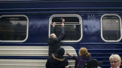 Makthi i trenave, familjet ukrainase detyrohen të ndahen në Kiev