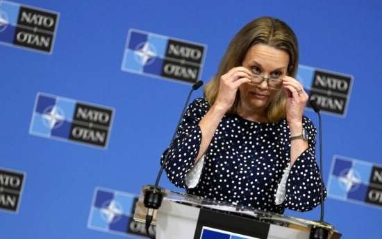Ambasadorja amerikane: NATO nuk duhet të jetë pjesë e konfliktit në Ukrainë