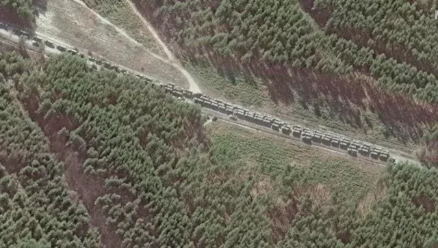 Kolona e gjatë ushtarake e Rusisë jashtë Kievit nuk po mund të shihet më nga sateliti