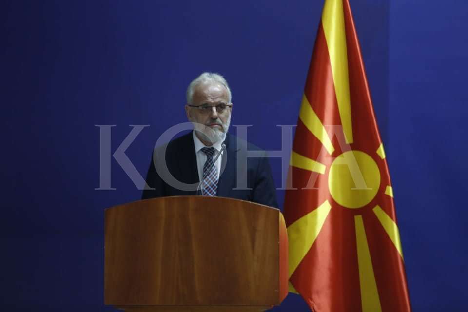 Talat Xhaferi sot në Kosovë, takohet me Konjufcën e Kurtin