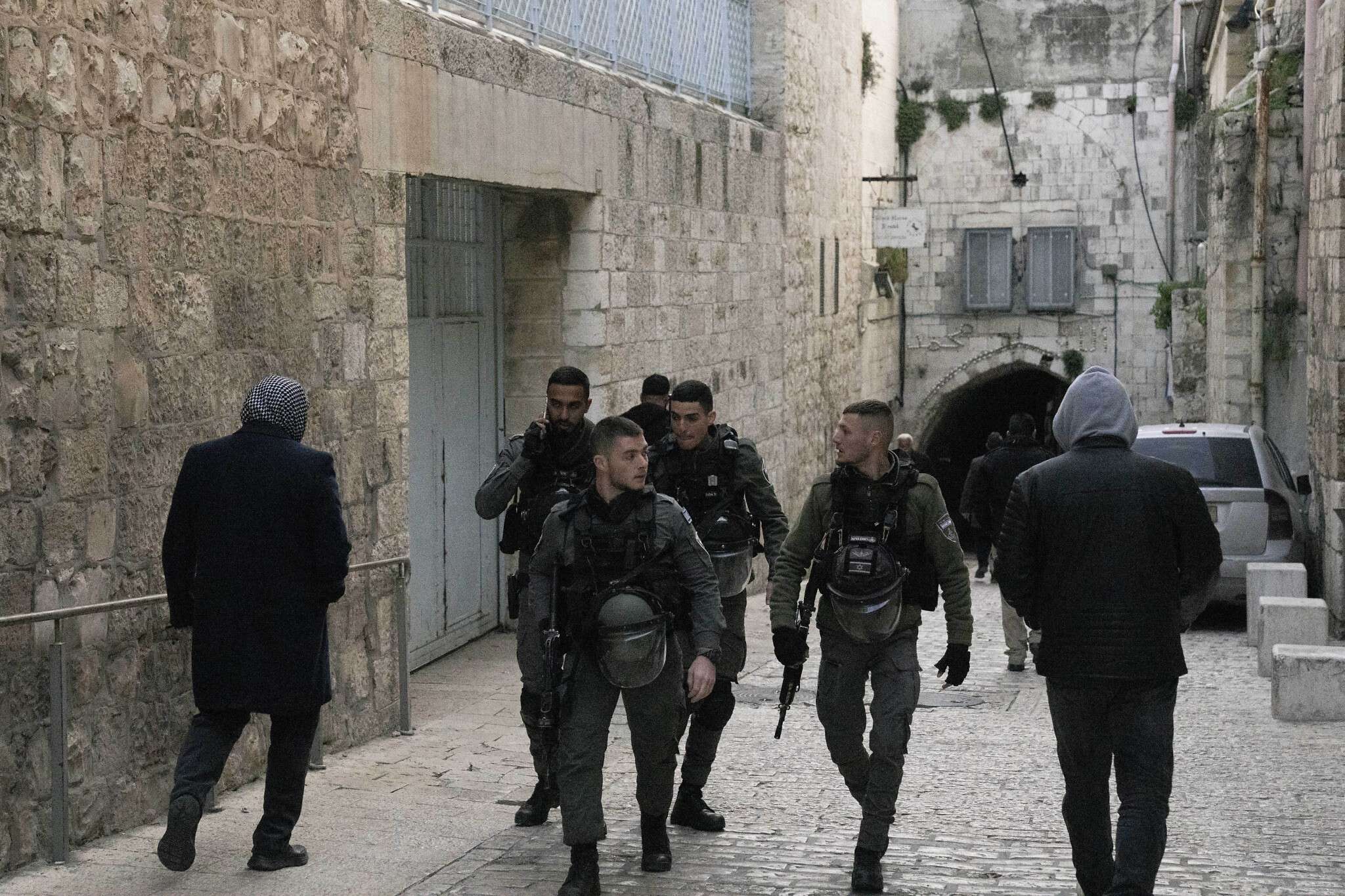 Policia izraelite qëllon një burrë pas sulmit me thikë