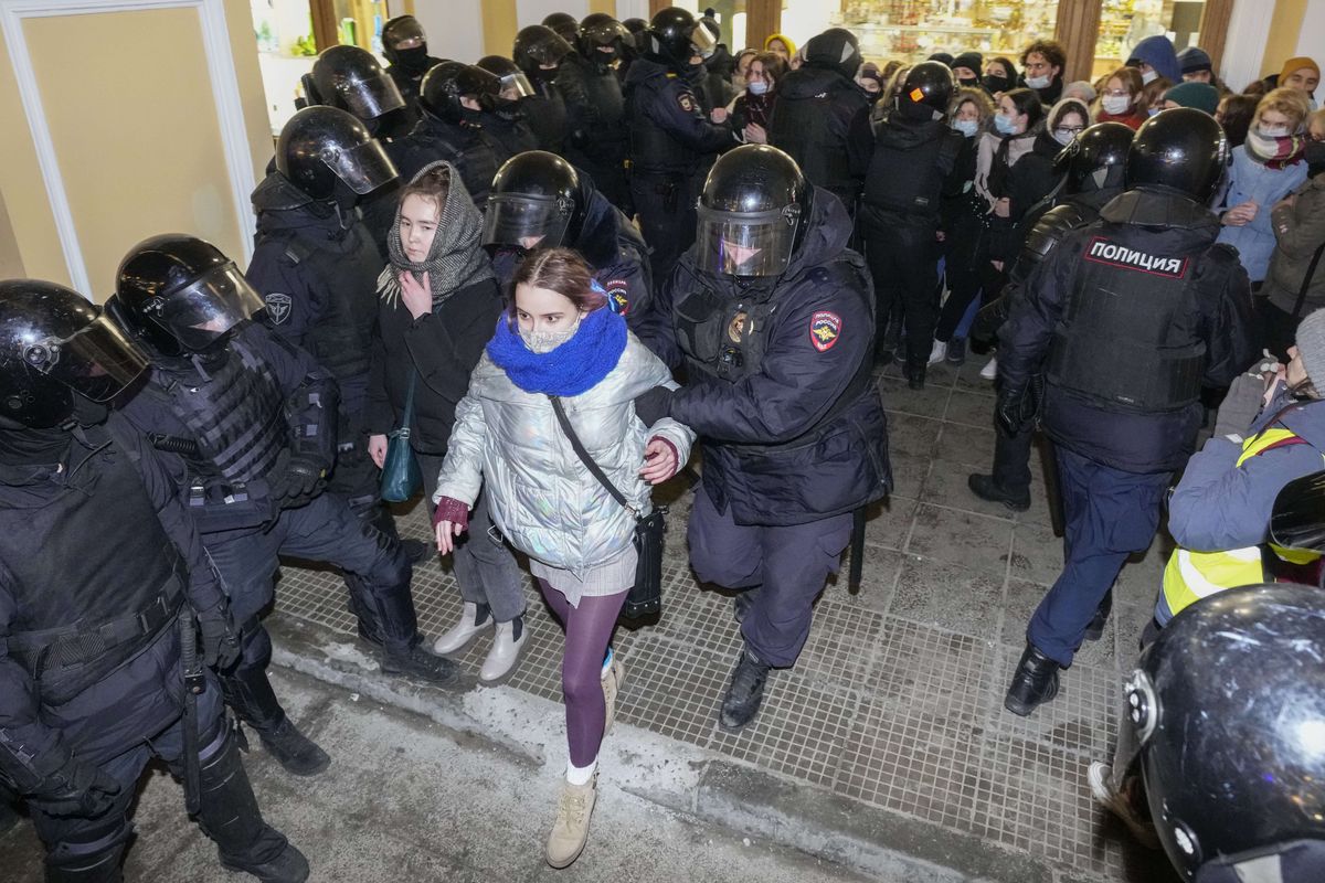Hundreds arrested in Russia in protests against the war in Ukraine ...