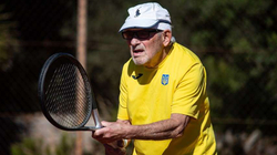 Tenisti më i vjetër në botë qëndron në zonën e luftës në Ukrainë
