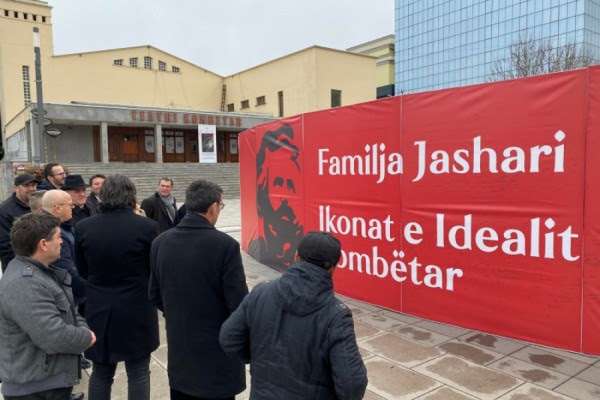 Hapet në Prishtinë instalacioni me pamje që paraqesin historinë e lavdishme të familjes Jashari