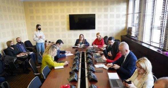 Kritikohen ministrat për shpërfilljen e raportimit në Komisionin për Financa