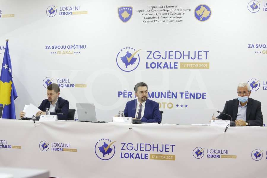 Mbledhja e KQZ-se, kryesuesi Kreshnik Radoniqi, anetari i VV-se, Sami Kurteshi, anetari i PDK-se ne KQZ, Arianit Elshani